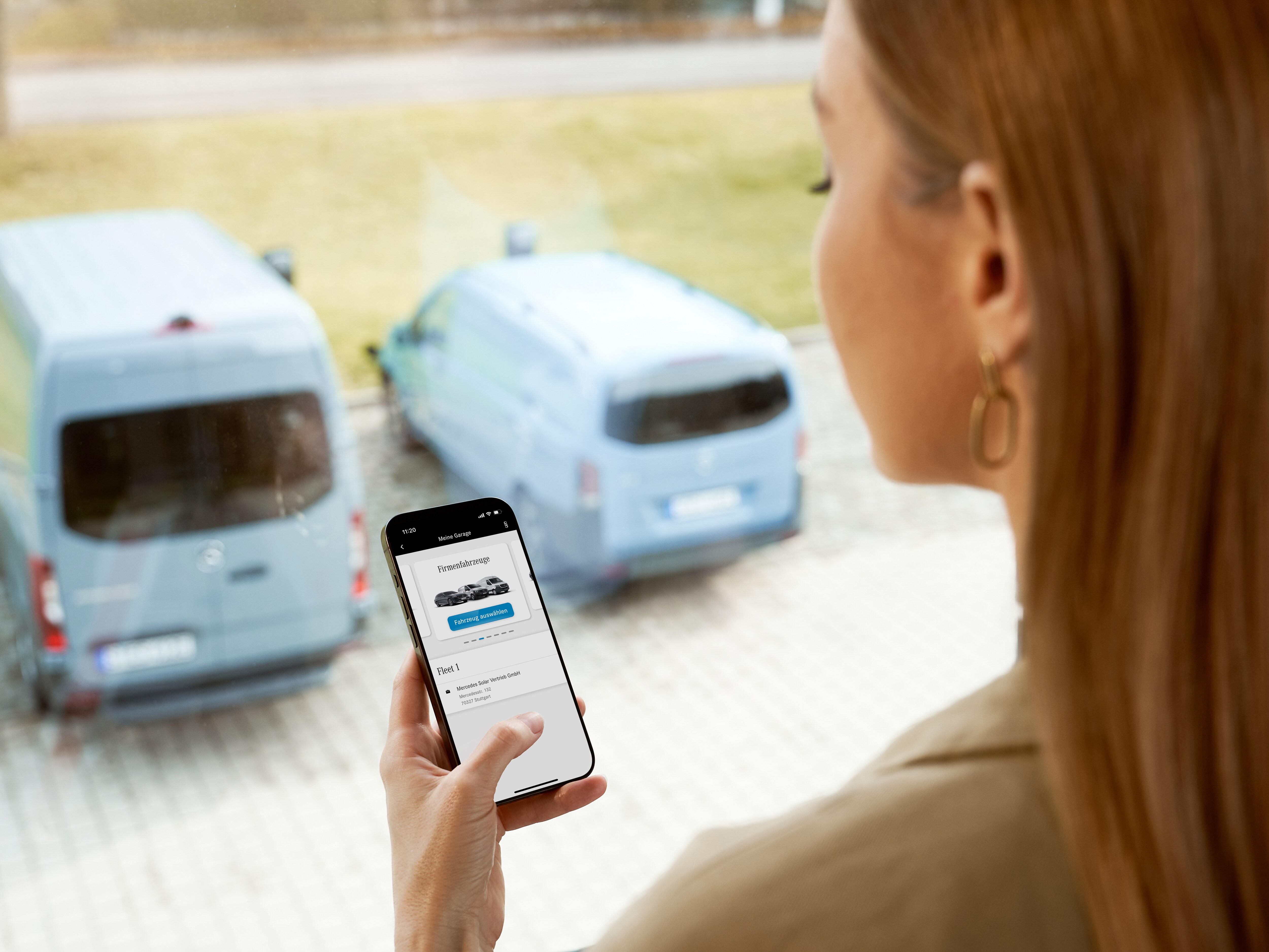 Un bărbat vorbește cu un dealer Mercedes-Benz despre o furgonetă albă eSprinter