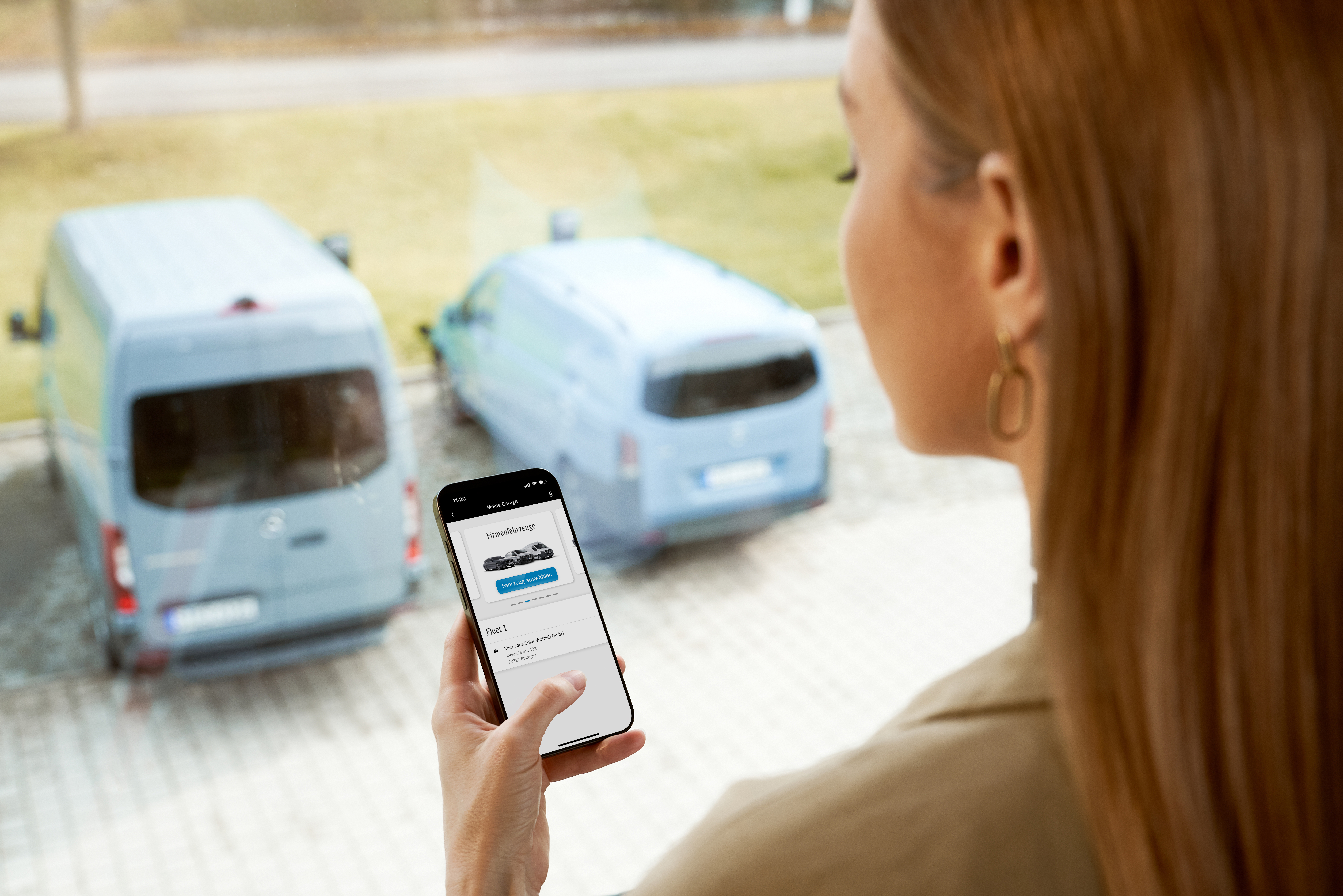 Autovehicule noi | Leasing și finanțare | Servicii financiare | Mercedes-Benz Un bărbat vorbește cu un dealer Mercedes-Benz despre o furgonetă albă eSprinter