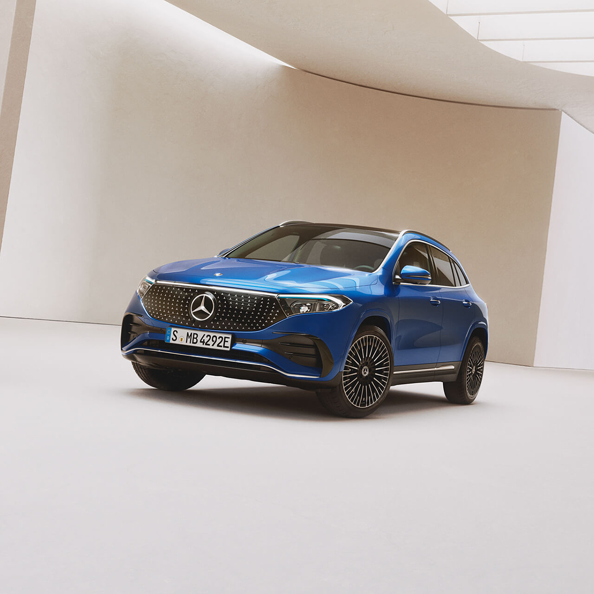 Go electric, stay head. Modelul EQA. Go electric, stay head. Modelul EQA.