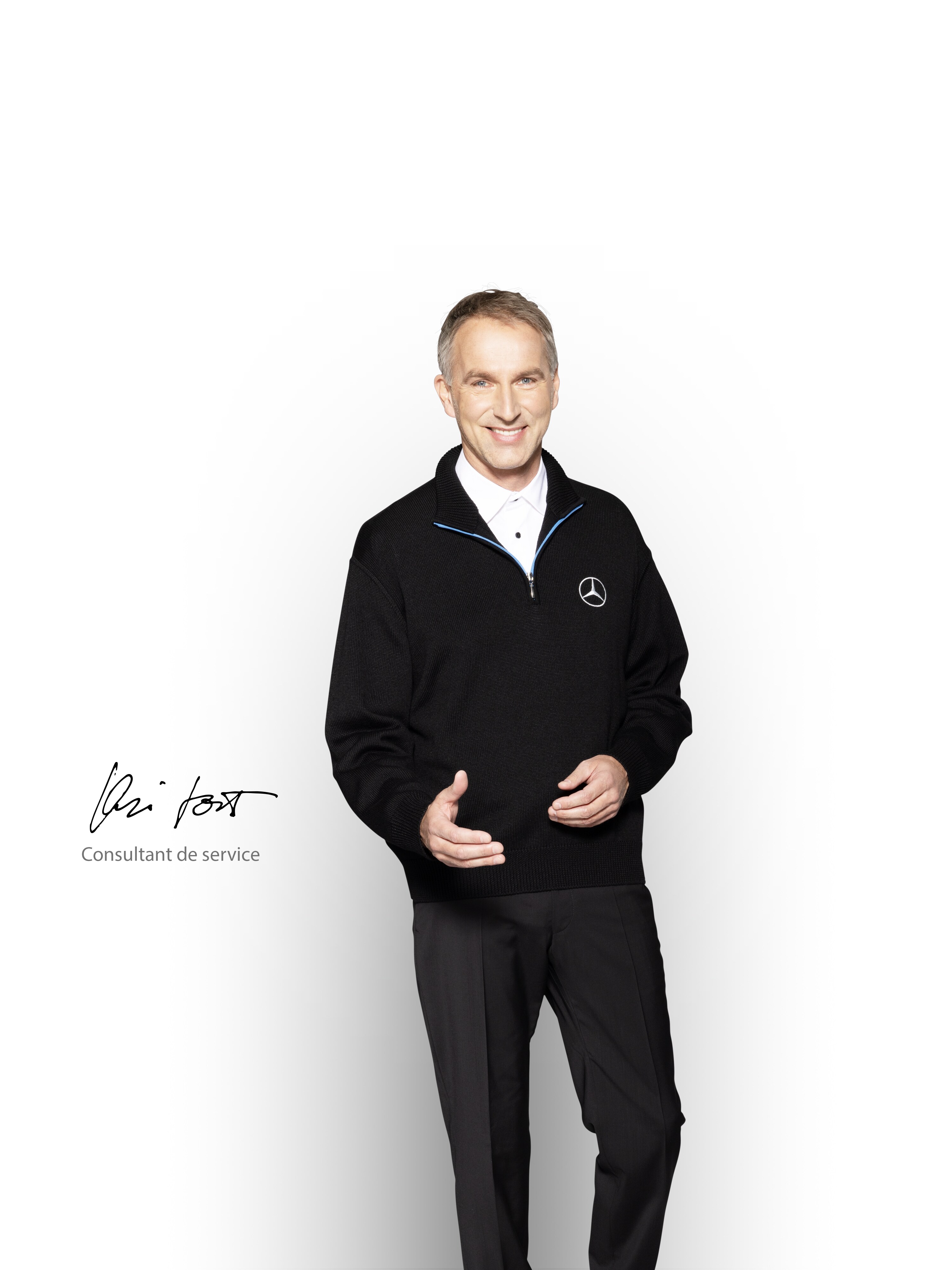 Un consilier de service într-o cămașă albă, cu o tabletă în mâini, pregătit să informeze despre serviciul de mobilitate.