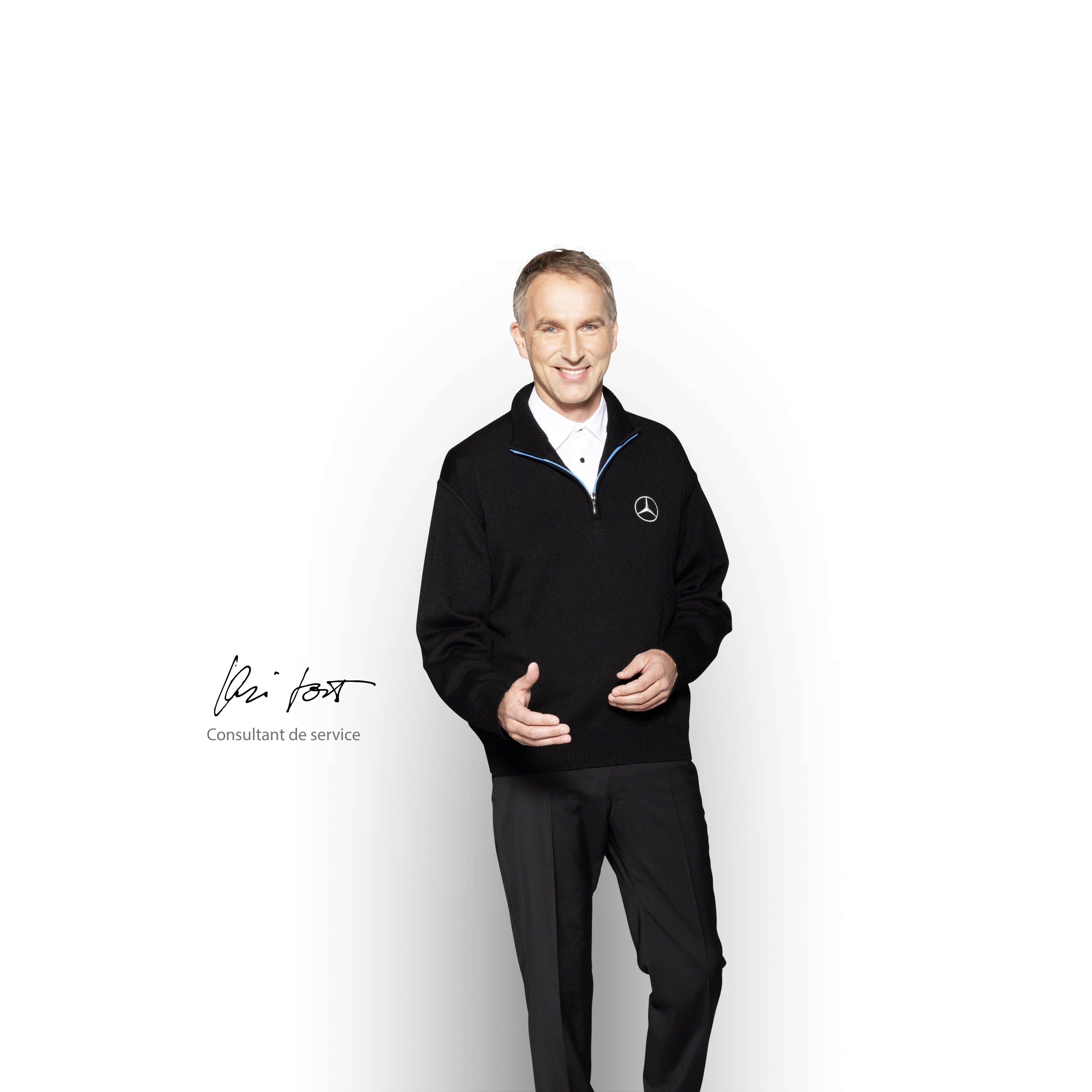 Mercedes-Benz | Comoditate Un consilier de service într-o cămașă albă, cu o tabletă în mâini, pregătit să informeze despre serviciul de mobilitate.