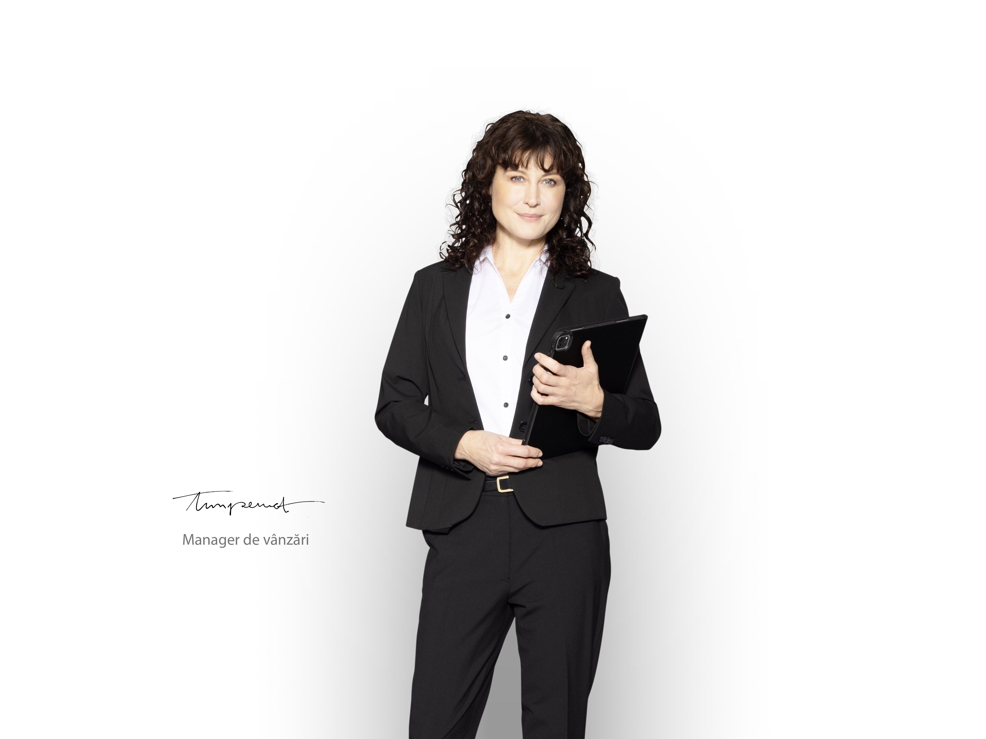 Manager de vânzări Mercedes-Benz cu tableta în mână, gata să informeze despre garanția pentru autovehicule noi.