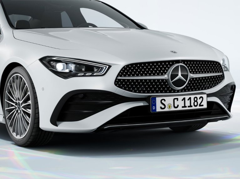 Partea frontală a noului model Mercedes-Benz CLA Coupé cu Mercedes-Benz Pattern.