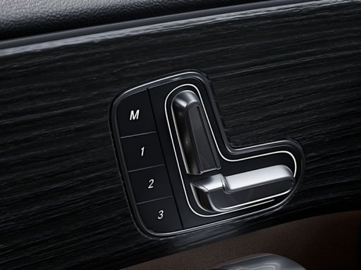 Scaunul șoferului reglabil electric cu funcție Memory în noul Mercedes-Benz CLA Coupé.