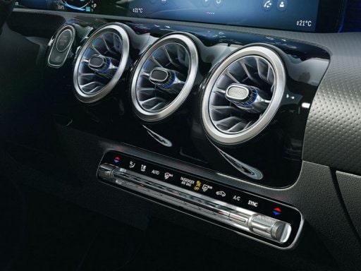 Climatizare automată THERMOTRONIC din noul model Mercedes-Benz CLA Coupé.
