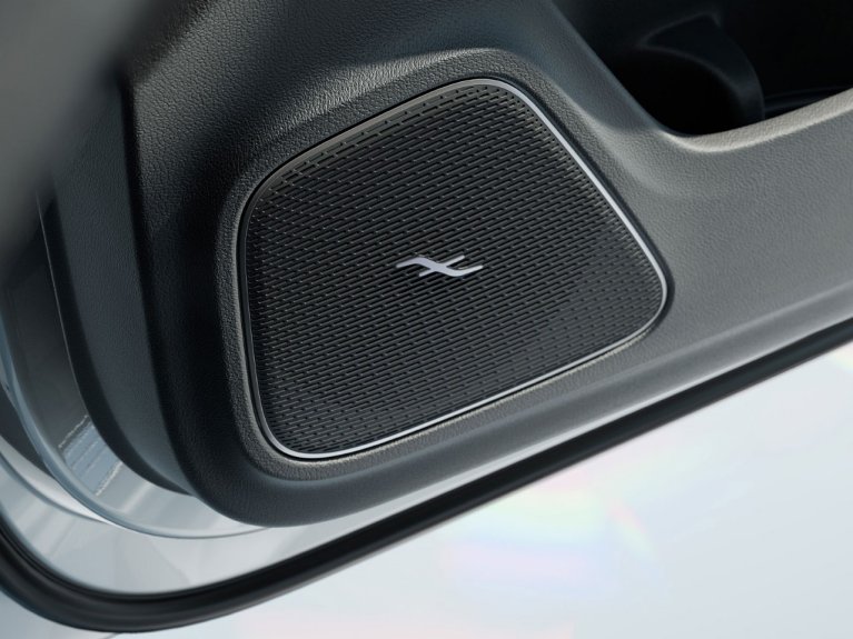 Sistemul de sunet Surround Burmester® cu Dolby® Atmos din noul model Mercedes-Benz CLA Coupé.