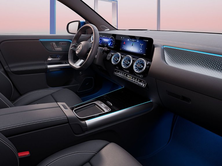 Cockpit-ul cu consolă centrală din noul model EQA de la Mercedes-Benz.